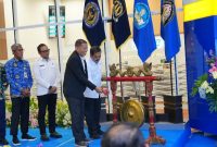 Menteri Imigrasi dan Pemasyarakatan, Agus Andrianto dan Rektor Undip, Prof. Dr. Suharmono, S.E., M.Si memukul Gong, tanda diresmikannya Campus Immigration Point pertama di Indonesia yang berlokasi di Muladi Dome Universitas Diponegoro (UNDIP), Senin (1/12).
