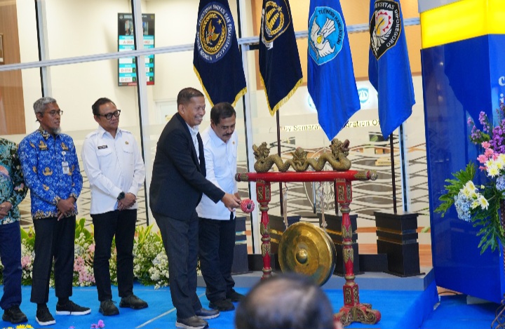 Menteri Imigrasi dan Pemasyarakatan, Agus Andrianto dan Rektor Undip, Prof. Dr. Suharmono, S.E., M.Si memukul Gong, tanda diresmikannya Campus Immigration Point pertama di Indonesia yang berlokasi di Muladi Dome Universitas Diponegoro (UNDIP), Senin (1/12).