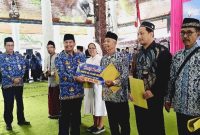 Bupati Rembang, H. Harno menyerahkan bantuan dari KORPRI Kabupaten Rembang kepada 10 panti asuhan.