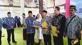 Bupati Rembang, H. Harno menyerahkan bantuan dari KORPRI Kabupaten Rembang kepada 10 panti asuhan.