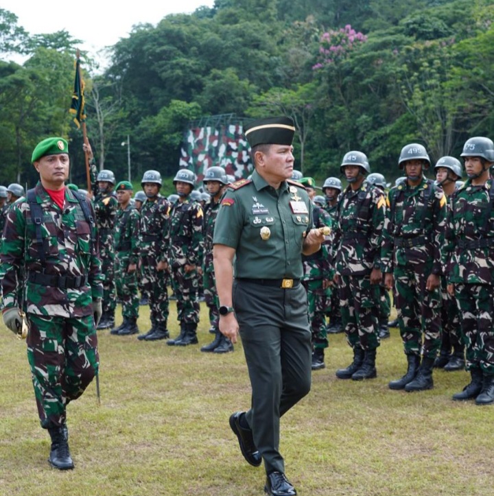 Gubernur Akmil, Mayjen TNI Rano Tilaar memimpin Upacara PeGubernur Akmil Buka Pendidikan 
713 Taruna Tingkat I/Pratar
mbukaan Pendidikan Taruna Akademi Militer Tingkat I/Pratar TP 2025/2026 yang digelar di Lapangan Sapta Marga Akmil, Senin (1/12/2025).