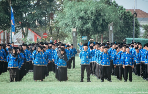 Sebanyak 1.917 tenaga honorer di lingkungan Pemerintah Kabupaten (Pemkab) Wonosobo menerima SK PPPK Paruh Waktu, pada Peringati Hari Korpri di Alun-alun Wonosobo, Senin (1/12/2025).