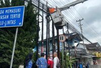 Pemkab Wonosobo mulai melaksanakan penegakan dan penertiban lapangan terhadap pemasangan tiang dan jaringan Fiber Optik (FO) yang tidak berizin dan tidak sesuai dengan ketentuan tata ruang, Senin (1/12/2025). 