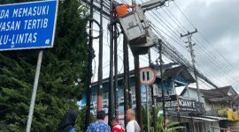 Pemkab Wonosobo mulai melaksanakan penegakan dan penertiban lapangan terhadap pemasangan tiang dan jaringan Fiber Optik (FO) yang tidak berizin dan tidak sesuai dengan ketentuan tata ruang, Senin (1/12/2025). 