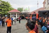 Kepala Kantor Basarnas Semarang, Budiono melepasan 40 personil dari gabungan Forum Koordinasi Potensi Pencarian dan Pertolongan atau FKP3 se-Jawa Tengah untuk menuju ke area terdampak bencana alam di Aceh, Sumatra Utara dan Sumatra Barat, Selasa (2/12).
