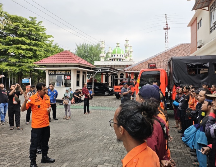 Kepala Kantor Basarnas Semarang, Budiono melepasan 40 personil dari gabungan Forum Koordinasi Potensi Pencarian dan Pertolongan atau FKP3 se-Jawa Tengah untuk menuju ke area terdampak bencana alam di Aceh, Sumatra Utara dan Sumatra Barat, Selasa (2/12).