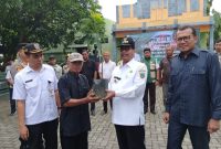 Bupati Rembang, Harno menyerahkan Alat Mesin Pertanian (Alsintan) di kantor Dintanpan, Rabu (3/12/2025).