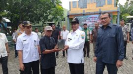 Bupati Rembang, Harno menyerahkan Alat Mesin Pertanian (Alsintan) di kantor Dintanpan, Rabu (3/12/2025).