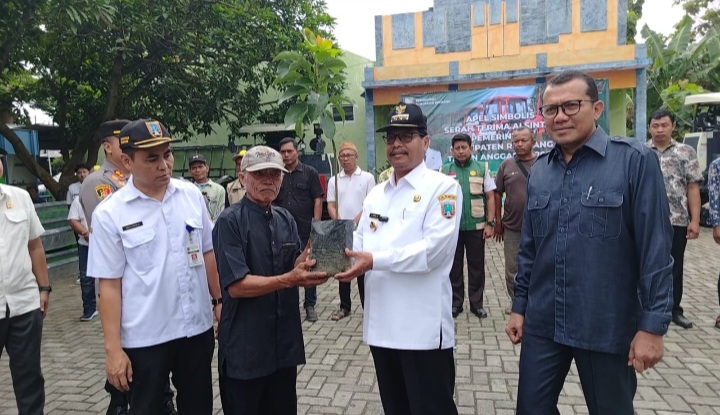 Bupati Rembang, Harno menyerahkan Alat Mesin Pertanian (Alsintan) di kantor Dintanpan, Rabu (3/12/2025).