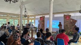Camat Garung, Priyo Cahyono memberikan sambutan di acara Peringatan Hari Disabilitas Internasional (HDI) 2025 tingkat Kabupaten Wonosobo, di Aula Kantor Kecamatan Garung, Rabu (3/12/2025).
