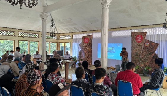 Camat Garung, Priyo Cahyono memberikan sambutan di acara Peringatan Hari Disabilitas Internasional (HDI) 2025 tingkat Kabupaten Wonosobo, di Aula Kantor Kecamatan Garung, Rabu (3/12/2025).