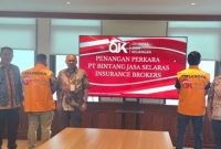 
OJK Serahkan Tersangka Tindak Pidana Penggelapan Premi Asuransi.