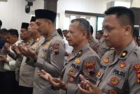 Kapolres Demak, AKBP Ari Cahya Nugraha mengikuti salat ghaib untuk para korban bencana alam di Aceh dan Sumatra, di Masjid Uswatun Hasanah Polres Demak, Kamis (4/12/2025).