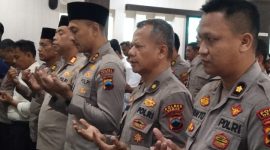 Kapolres Demak, AKBP Ari Cahya Nugraha mengikuti salat ghaib untuk para korban bencana alam di Aceh dan Sumatra, di Masjid Uswatun Hasanah Polres Demak, Kamis (4/12/2025).