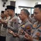 Kapolres Demak, AKBP Ari Cahya Nugraha mengikuti salat ghaib untuk para korban bencana alam di Aceh dan Sumatra, di Masjid Uswatun Hasanah Polres Demak, Kamis (4/12/2025).