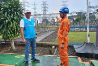 General Manager PLN UIT JBT, Handy Wihartady (kiri) sedang mengadakan kunjungan di PLN UPT Semarang, Jumat (5/12/2025).