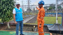 General Manager PLN UIT JBT, Handy Wihartady (kiri) sedang mengadakan kunjungan di PLN UPT Semarang, Jumat (5/12/2025).