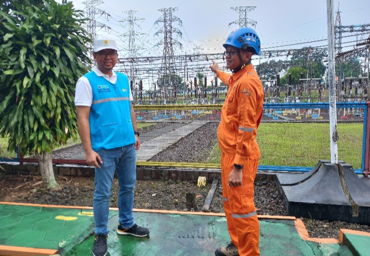 General Manager PLN UIT JBT, Handy Wihartady (kiri) sedang mengadakan kunjungan di PLN UPT Semarang, Jumat (5/12/2025).