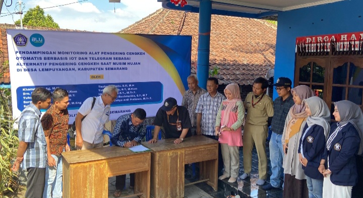 Ketua tim pengabdian masyarakat Politeknik Negeri Semarang, Khamami menandatangani penyerahan alat pengering cengkeh
untuk petani di Desa Lempuyang, Kecamatan Bergas, Kabupaten Semarang.