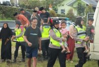 Ratusan Personel Polres Wonosobo terlibat dalam Simulasi Penanggulangan Bencana, di Lapangan Desa Lamuk, Kecamatan Kalikajar, Sabtu (6/12/2025).