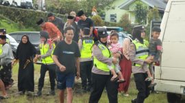 Ratusan Personel Polres Wonosobo terlibat dalam Simulasi Penanggulangan Bencana, di Lapangan Desa Lamuk, Kecamatan Kalikajar, Sabtu (6/12/2025).