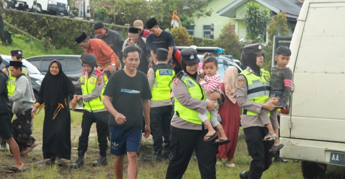 Ratusan Personel Polres Wonosobo terlibat dalam Simulasi Penanggulangan Bencana, di Lapangan Desa Lamuk, Kecamatan Kalikajar, Sabtu (6/12/2025).