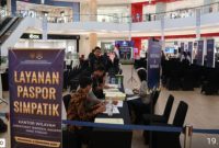 Petugas Kantor Wilayah Direktorat Jenderal Imigrasi Jawa Tengah sedang melayani pembuatan
Paspor di The Park Mall Semarang pada Sabtu (6/12).
