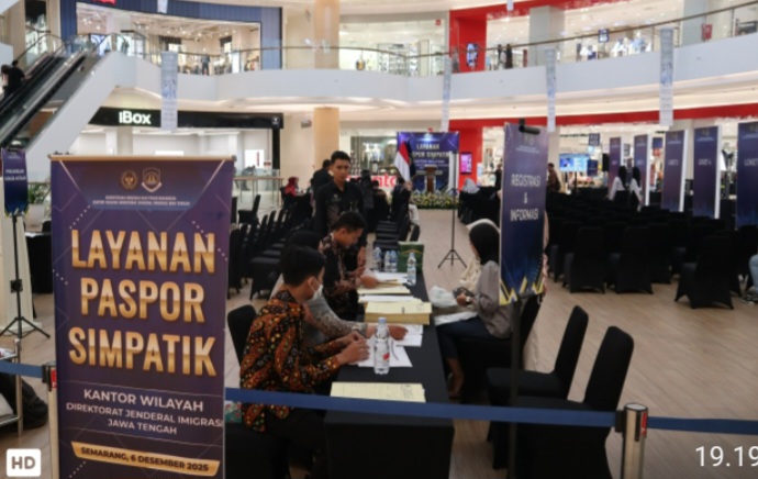 Petugas Kantor Wilayah Direktorat Jenderal Imigrasi Jawa Tengah sedang melayani pembuatan
Paspor di The Park Mall Semarang pada Sabtu (6/12).
