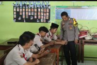 Anggota Polres Demak sedang mengedukasi manfaat dan risiko AI kepada para siswa di salah satu SMA di Kabupaten Demak, Sabtu (6/12).