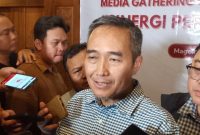 Kepala OJK Regional 3 Provinsi Jawa Tengah, Hidayat Prabowo saat diwawancarai wartawan disela Media Gathering OJK Jateng di Magelang, Jumat (5/12/2025).