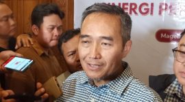 Kepala OJK Regional 3 Provinsi Jawa Tengah, Hidayat Prabowo saat diwawancarai wartawan disela Media Gathering OJK Jateng di Magelang, Jumat (5/12/2025).