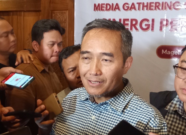 Kepala OJK Regional 3 Provinsi Jawa Tengah, Hidayat Prabowo saat diwawancarai wartawan disela Media Gathering OJK Jateng di Magelang, Jumat (5/12/2025).