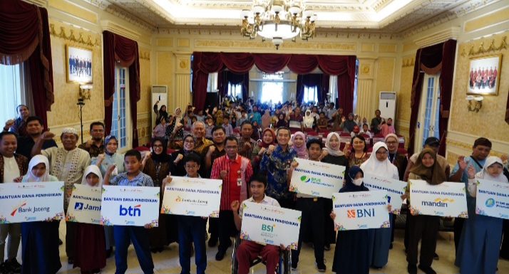 Sebanyak 166 pelajar penyandang disabilitas menerima santunan dana pendidikan dari OJK & Dinas Pendidikan dan Kebudayaan Jateng.