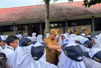 Wakil Bupati Wonosobo, Amir Husein
usai upacara Safari Sekolah Ramah Anak (SRA) Kabupaten Wonosobo Periode II tahun 2025, di SMP N 2 Wonosobo, Senin (8/11/2025).