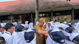 Wakil Bupati Wonosobo, Amir Husein
usai upacara Safari Sekolah Ramah Anak (SRA) Kabupaten Wonosobo Periode II tahun 2025, di SMP N 2 Wonosobo, Senin (8/11/2025).