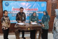 Ketua TP PKK Kabupaten Rembang, Hj. Musringah Harno dan Ketua Tim Pencegahan dan Pemberdayaan Masyarakat BNNP Jateng, Jamaluddin Ma’ruf, menandatangani perjanjian kerjasama cegah narkoba.

