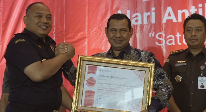 Kepala BNNP Jawa Tengah, Brigjen Pol Dr. H. Agus Rohmat, menerima penghargaan dari Kantor Wilayah Direktorat Jenderal Bea dan Cukai (DJBC) Jawa Tengah dan D.I. Yogyakarta pada peringatan Hari Antikorupsi Sedunia (HAKORDIA), Selasa (9/12).