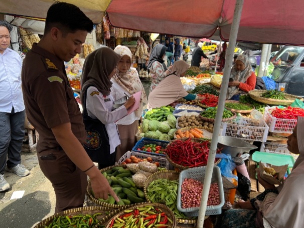 Tim Pengendali Inflasi Daerah (TPID) kabupaten Wonosobo melaksanakan kegiatan Monitoring dan Evaluasi (Monev) Ketersediaan Kebutuhan Pokok Masyarakat (Kepokmas) di pasar tradisional, Rabu, (10/12/2025).