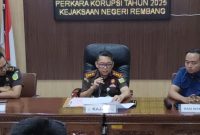 Kepala Kejaksaan Negeri Rembang, Jendra Firdaus (tengah) saat konferensi pers kasus dugaan korupsi pengadaan alat Teknologi Informasi dan Komunikasi (TIK) pada Dinas Pendidikan, Pemuda, dan Olahraga (Dindikpora) Kabupaten Rembang, Rabu (10/12/2025).