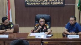 Kepala Kejaksaan Negeri Rembang, Jendra Firdaus (tengah) saat konferensi pers kasus dugaan korupsi pengadaan alat Teknologi Informasi dan Komunikasi (TIK) pada Dinas Pendidikan, Pemuda, dan Olahraga (Dindikpora) Kabupaten Rembang, Rabu (10/12/2025).