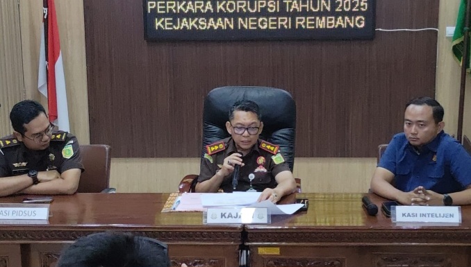 Kepala Kejaksaan Negeri Rembang, Jendra Firdaus (tengah) saat konferensi pers kasus dugaan korupsi pengadaan alat Teknologi Informasi dan Komunikasi (TIK) pada Dinas Pendidikan, Pemuda, dan Olahraga (Dindikpora) Kabupaten Rembang, Rabu (10/12/2025).