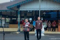 Bupati Wonosobo, Afif Nurhidayat
menjadi pembina apel memperingati Hakordia 2025 Kabupaten Wonosobo,  di halaman Pendopo Selatan, Kamis, (11/12/2025).