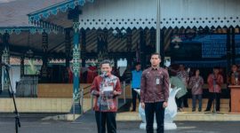 Bupati Wonosobo, Afif Nurhidayat
menjadi pembina apel memperingati Hakordia 2025 Kabupaten Wonosobo,  di halaman Pendopo Selatan, Kamis, (11/12/2025).
