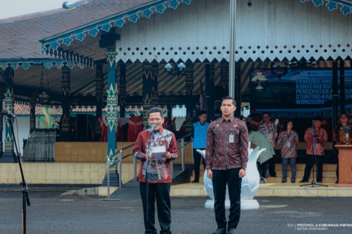 Bupati Wonosobo, Afif Nurhidayat
menjadi pembina apel memperingati Hakordia 2025 Kabupaten Wonosobo,  di halaman Pendopo Selatan, Kamis, (11/12/2025).