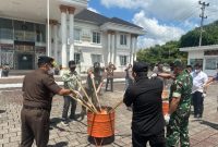 Pemusnahan barang bukti tindak pidana umum yang telah berkekuatan hukum tetap (inkracht), di halaman kantor Kejaksaan Negeri Wonosobo, Kamis (11/12/2025).