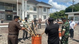 Pemusnahan barang bukti tindak pidana umum yang telah berkekuatan hukum tetap (inkracht), di halaman kantor Kejaksaan Negeri Wonosobo, Kamis (11/12/2025).