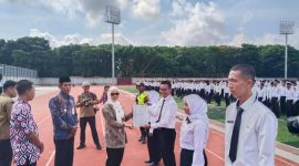 Bupati Demak, Eisti’anah menyerahkan SK pengangkatan 2.421 orang Pegawai Pemerintah dengan Perjanjian Kerja (PPPK) Paruh Waktu untuk formasi tahun 2025, di Stadion Sultan Fatah Sport Center, Jumat (12/12/25). 