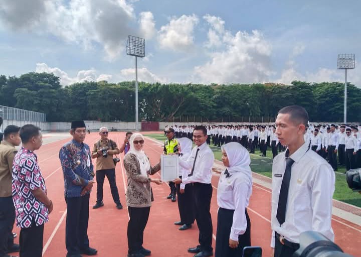 Bupati Demak, Eisti’anah menyerahkan SK pengangkatan 2.421 orang Pegawai Pemerintah dengan Perjanjian Kerja (PPPK) Paruh Waktu untuk formasi tahun 2025, di Stadion Sultan Fatah Sport Center, Jumat (12/12/25). 
