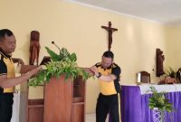 Anggota Polres Demak membersihkan gereja jelang Hari Raya Natal dan Tahun Baru 2026.
