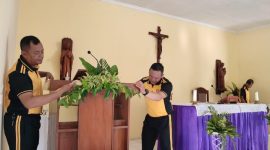Anggota Polres Demak membersihkan gereja jelang Hari Raya Natal dan Tahun Baru 2026.
